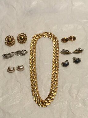 Vintage lot of 7 Monet jewelry items - Necklace/choker and 6 pairs of earrings